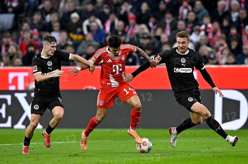 Duel, action Luis Diaz FC Bayern Munich FCB (14) (center) against Hauke Wahl FC St. Pauli (05) (right) Arkadiusz Pyrka FC St. Pauli (11) (left) Allianz Arena, Munich, Bayern, Germany