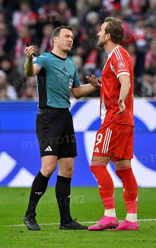 Harry Kane FC Bayern Munich FCB (09) talking with referee Felix Zwayer Allianz Arena, Munich, Bayern, Germany
