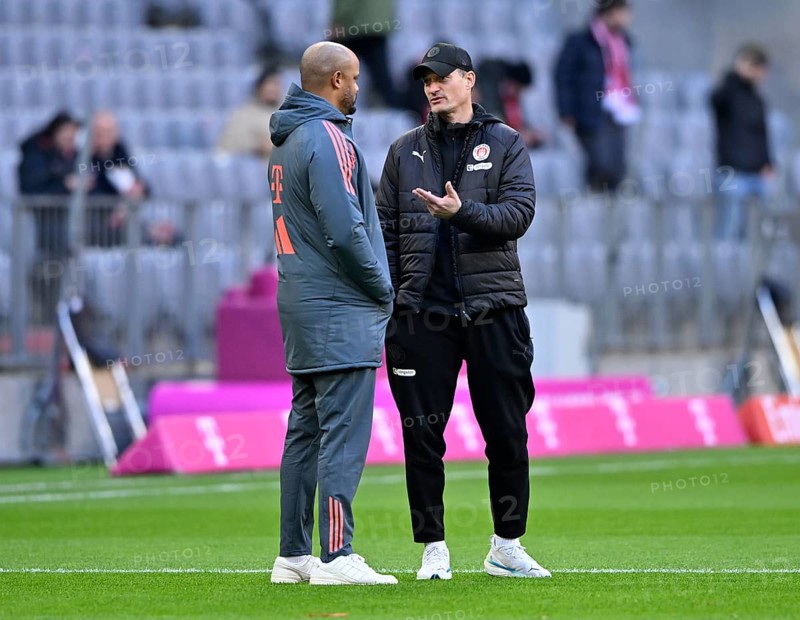 Coach coach Vincent Kompany FC Bayern Munich FCB talking to coach coach Alexander Blessin FC St. Pauli Gestik Gesture Allianz Arena, Munich, Bavaria, Germany