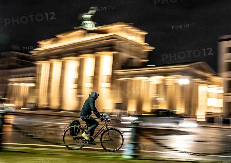 Cyclists, evening traffic on Ebertstraße, on March 18, at Brandenburg Gate, Berlin, Germany