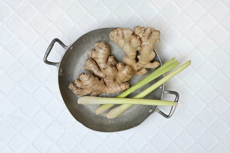 Ginger, ginger tubers and lemongrass with peel