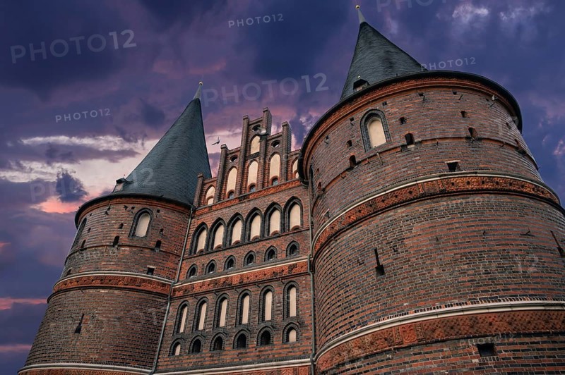 Holstentor, historic city gate from 1478, evening sky, Holstentorplatz, Hanseatic City of Lübeck, Schleswig-Holstein, Germany