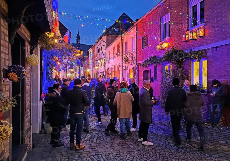 People in the Tiefstraße decorated for the Martin train in the evening, historic old town, Kempen, Lower Rhine, North Rhine-Westphalia, Germany