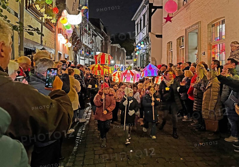 Martin procession of schoolchildren with lanterns on Alte Schulstraße in the evening, Old Town, Kempen, Lower Rhine, North Rhine-Westphalia, Germany