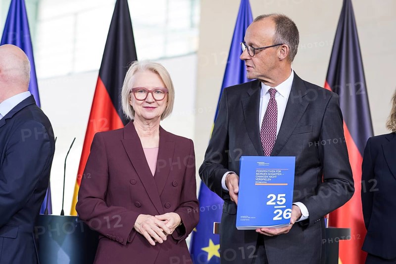 Prof. Dr. Monika Schnitzer (Chair of the Council of Experts) and Friedrich Merz (Federal Chancellor of the Federal Republic of Germany, CDU) handing over the 2025/2026 annual report entitled Creating prospects for tomorrow - do not squander opportunities from the Council of Experts to review macroeconomic development in the Federal Chancellery on 12.11.2025