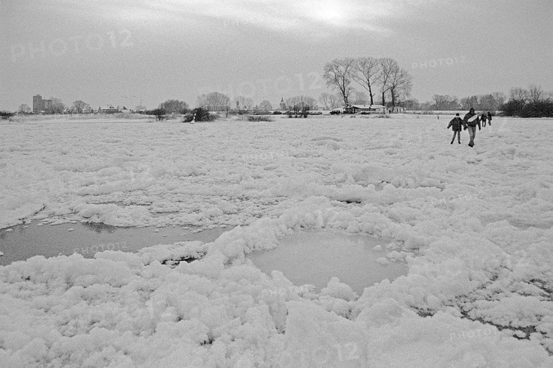 People walk across ice rink, frozen Elbe, Bleckede, Lower Saxony, Germany, January 03, 1997, vintage, retro, old, historic