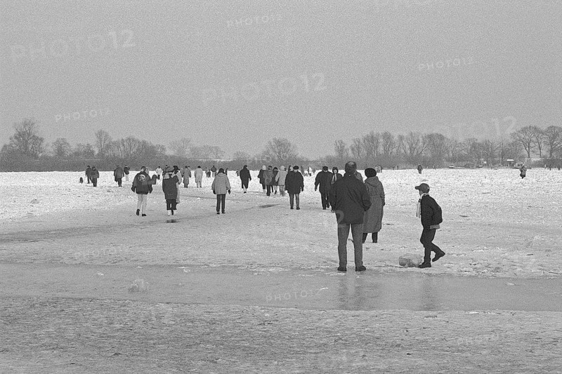 People walk across ice rink, frozen Elbe, Bleckede, Lower Saxony, Germany, February 9, 1996, vintage, retro, old, historic