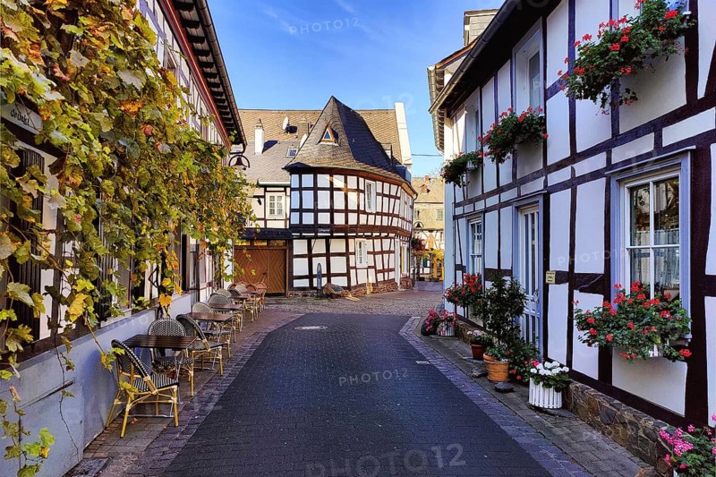 Enge gasse with half-timbered houses in the old town of Unkel, Rotweinstadt, Neuwied district, Rhineland-Palatinate, Lower Middle Rhine, Rhineland, Germany