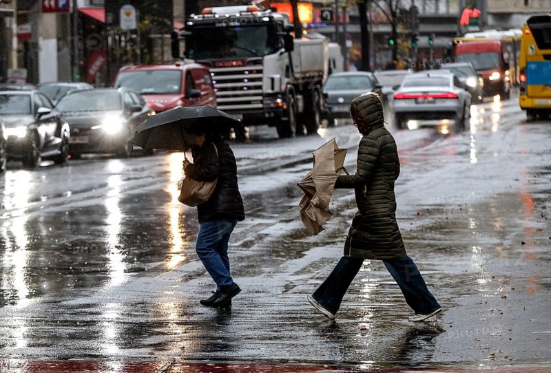 With umbrella and raincoats, people in the rain, Potsdamer Straße, Berlin, 30.10.2025, Berlin, Berlin, Germany