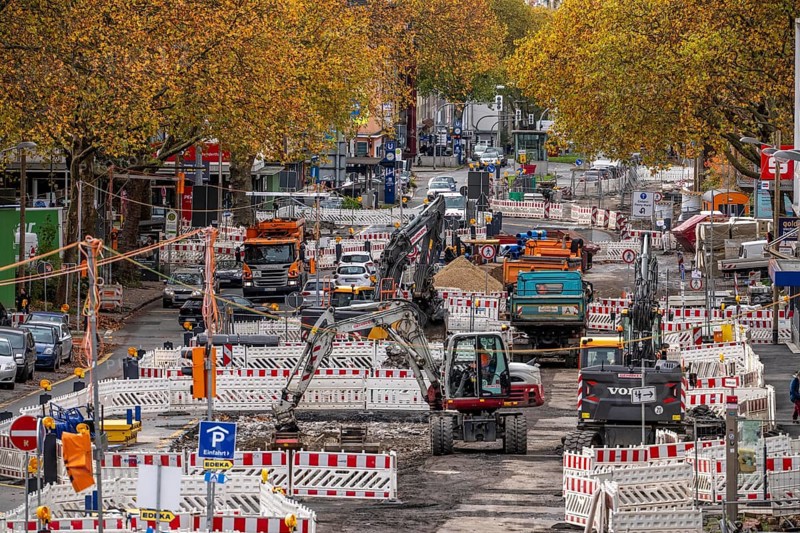 Large-scale construction site on Alleestrasse in downtown Bochum, road construction, construction of new cycle lanes, sidewalks, road surfaces, renewal of canals and water collection systems, trenches, for rainwater, greening, sustainable and modern road conversion, North Rhine-Westphalia, Germany
