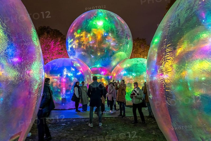 The 10th Essen Light Festival, in the city centre, second largest light art festival in Germany, light art on the Burgplatz, Evanescent light installation, by the Australian artist duo Atelier Sisu, large bubble-like spheres, with light and sound, Essen, North Rhine-Westphalia, Germany