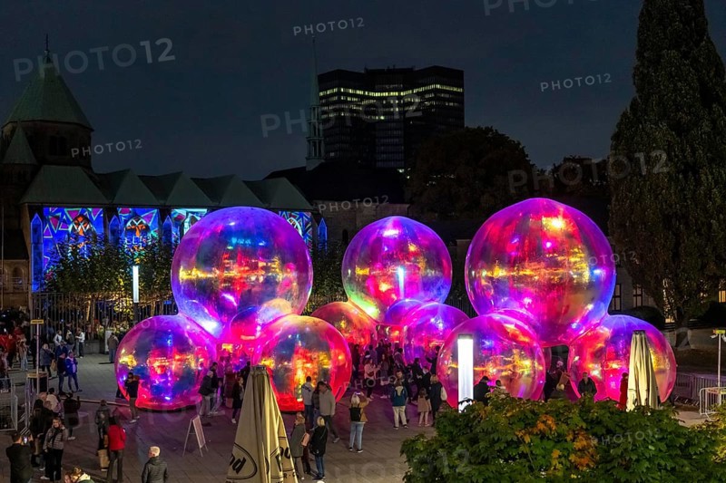 The 10th Essen Light Festival, in the city centre, second largest light art festival in Germany, light art on the Burgplatz, Evanescent light installation, by the Australian artist duo Atelier Sisu, large bubble-like spheres, with light and sound, town hall, cathedral, Essen, North Rhine-Westphalia, Germany