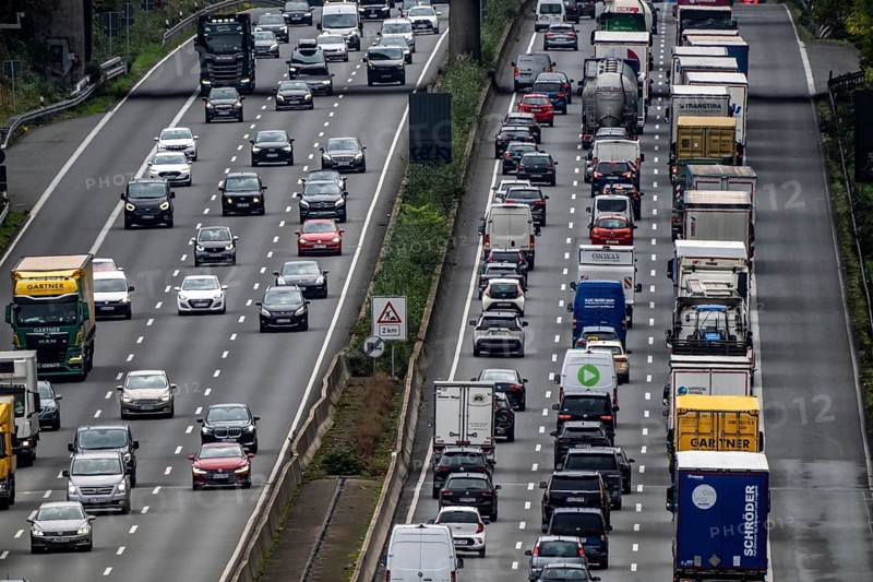 Traffic jam on the A3 motorway between the Hilden junction and the Mettmann junction, view to the south, traffic jam due to construction work, North Rhine-Westphalia, Germany