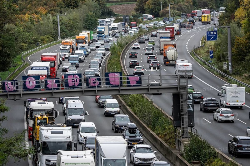 Traffic jam on the A3 motorway between the Hilden junction and the Mettmann junction, view to the north, traffic jam due to construction work, North Rhine-Westphalia, Germany