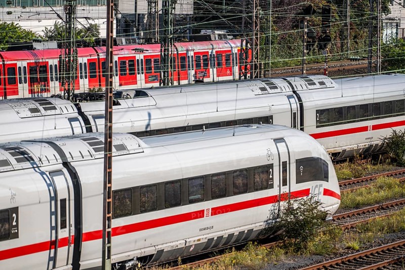 ICE trains on the railway line, S-Bahn train, north of Düsseldorf main station, North Rhine-Westphalia, Germany