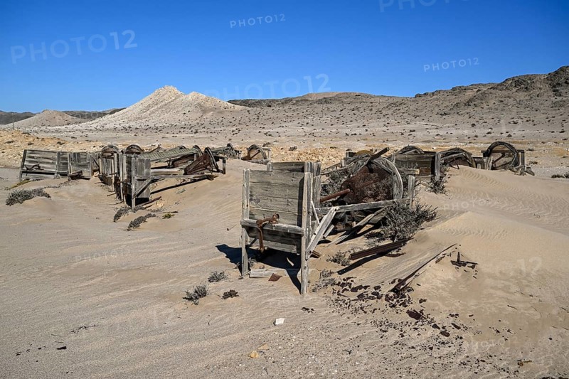 Verrostete Trommelsiebe im Wüstensand, Pomona, Diamentensperrgebiet, bei Lüderitz, Region Karas, Namibia
