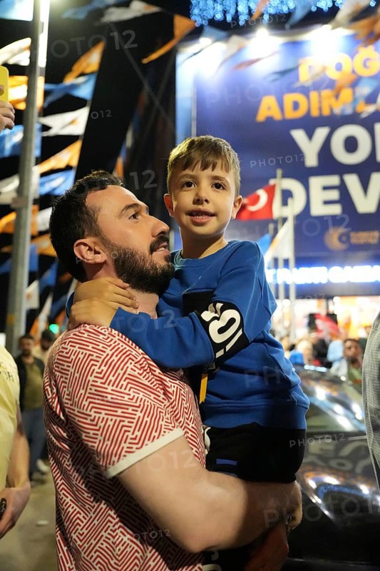 Gaziantep, Türkiye – May 28, 2023. Supporters of President Recep Tayyip Erdogan celebrate in the streets after his victory in the presidential election against rival Kemal Kiliçdaroglu. Erdogan received 52.18% of the vote in the runoff, securing his third presidential term, Gaziantep, Gaziantep, Türkiye
