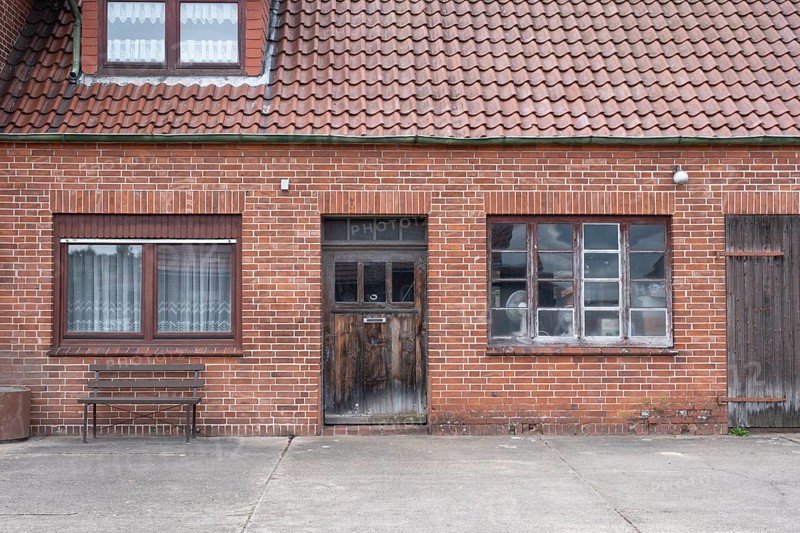 View of the entrance area of an older residential building with a red brick workshop, Uenzen, Bruchhausen-Vilsen, Lower Saxony, Germany