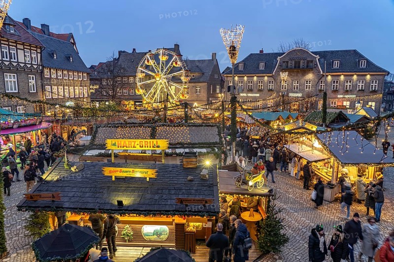 Christmas market in the old town centre of Goslar at dusk, Lower Saxony, Germany
