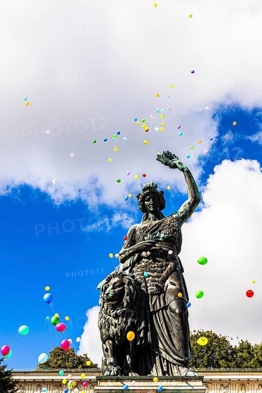Colourful balloons rise high above the statue of Bavaria into the white-blue sky, grand finale of the Wiesnwirte Platzkonzert, Festwiese, Theresienwiese, Oktoberfest, Munich, Upper Bavaria, Bavaria, Germany