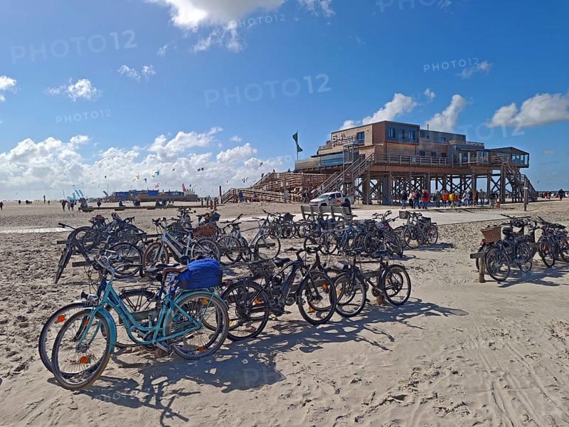 Car park for bicycles on the North Sea beach, Pfahlbau Strandbar 54° Nord, summer, sun, sand, on the edge of the UNESCO World Heritage Site, Ording, Sankt Peter-Ording, Schleswig-Holstein, Germany