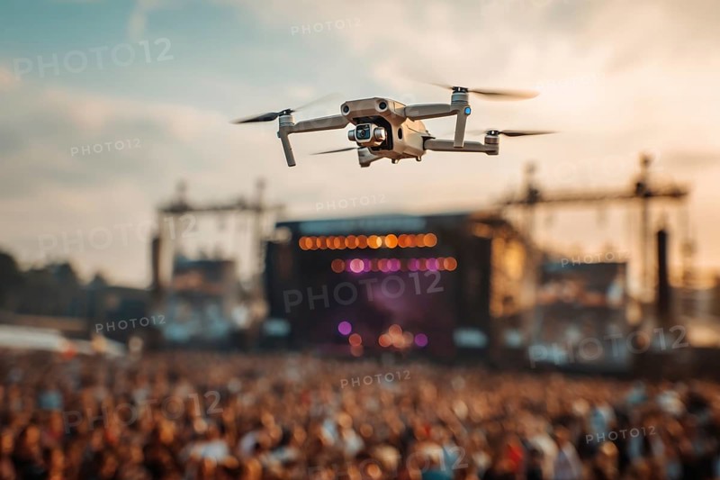 Ein Fernpilot steuert sein Quadrocopter, Drohne illegal über ein Open-Air Musik Konzert mit vielen Menschen, Symbolbild für illegaler Drohnenbetrieb über Menschenmengen, Missachtung von Flugverbotszonen, kritische Infrastruktur, Flugverbot, Betriebsverbot, Persönlichkeitsrechte, Eigentumsrechte, Urheberrechte, AI generiert, AI generated