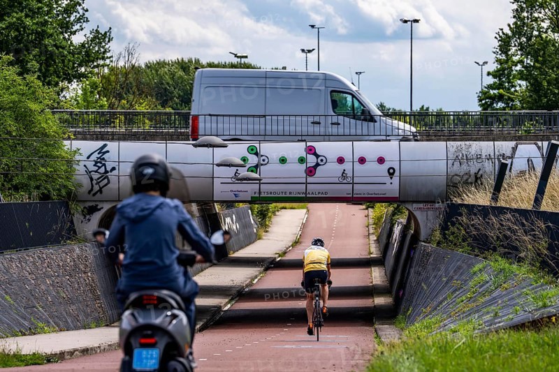 Rijnwaalpad long-distance cycle path, near the village of Elst, subway of the A15 motorway, wide cycle path, mostly crossing-free, 15.8 km long cycle path leads from Arnhem to Nijmegen on the Waal, Netherlands