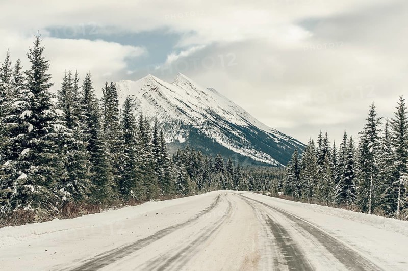 Winter road trip on the Icefields Parkway with lots of snow and ice, Banff National Park, Jasper National Park, Alberta, Canada
