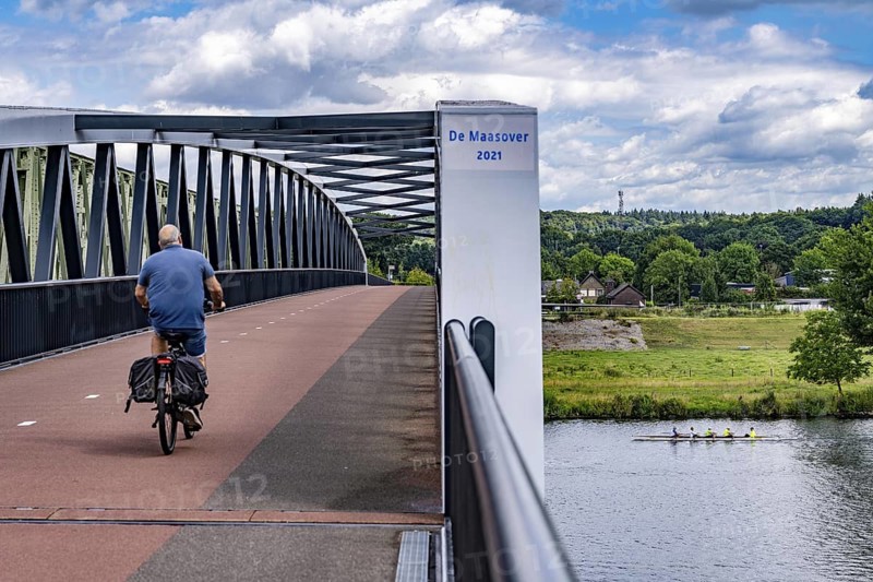 De Massover cycle path bridge, over the Meuse south of Nijmegen, near Cuijk, part of the MaasWaalpad long-distance cycle path, 12 km between Nijmegen and Cuijk, built in 2021, for 15 million euros, Meuse river crossing for cyclists and pedestrians, part of a cycle path network, used by many commuters, next to a railway bridge, Netherlands