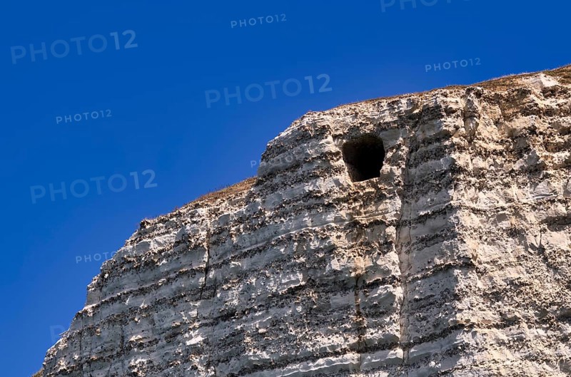 View of the Eye of the Panda, L'oeil du Panda, rock window, cave, in the rock arch Falaise Courtine, Étretat, sea, cliff, cliffs, chalk cliffs, alabaster coast, La Côte d'Albâtre, Normandy, Seine-Maritime, France