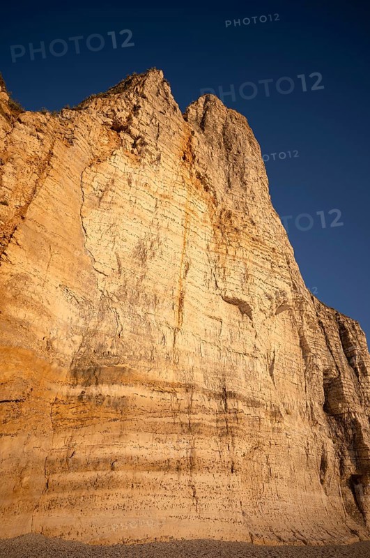 Étretat, sea, steep coast, cliffs, chalk cliffs, alabaster coast, La Côte d'Albâtre, evening mood, atmospheric, Normandy, Seine-Maritime, France