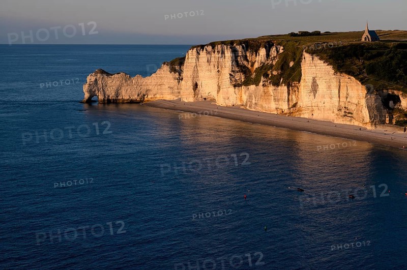 Rock arch Falaise or Porte d'Amont, beach, church Chapelle Notre Dame de la Garde, Étretat, sea, steep coast, cliffs, chalk cliffs, alabaster coast, La Côte d'Albâtre, evening mood, Normandy, Seine-Maritime, France