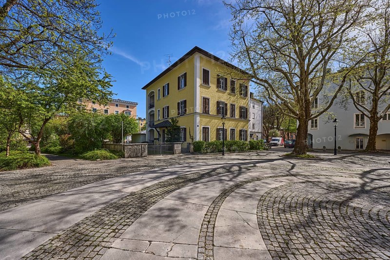 Square, cobblestones, natural stone slabs, trees, houses, general architecture, shadow, backlight, blue sky, cirrostratus clouds, Dompropst-von-Lechner-Platz, Bad Reichenhall, district Berchtesgadener Land, Bavaria, Germany