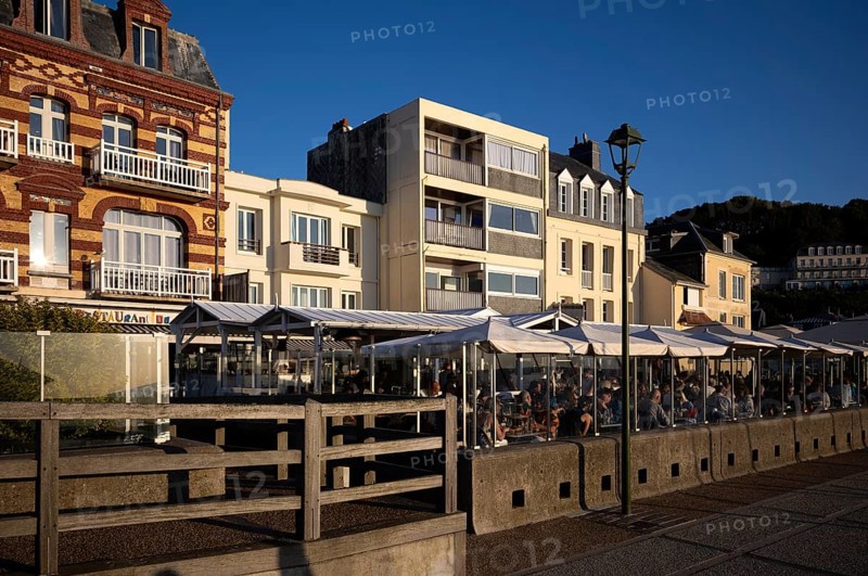 Restaurant La Grange and du Perrey, evening mood, evening, sky, blue, promenade, Étretat, Normandy, Seine-Maritime, France