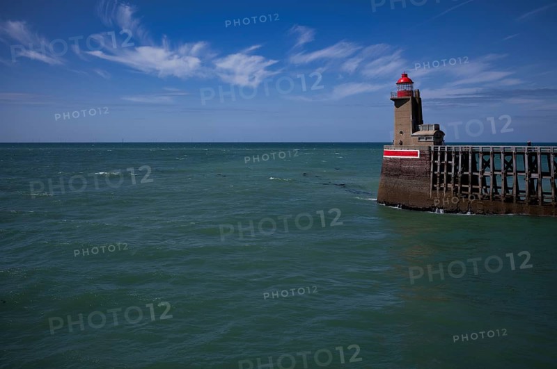 Sea, lighthouse Feu de la jetée Sud, lighthouse, red, harbour entrance, pier, Fécamp, Normandy, Seine-Maritime, France