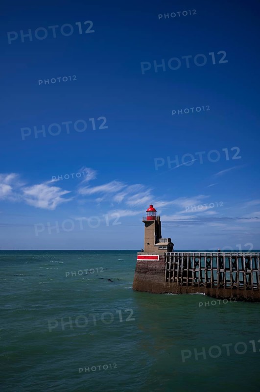 Sea, lighthouse Feu de la jetée Sud, lighthouse, red, harbour entrance, pier, Fécamp, Normandy, Seine-Maritime, France