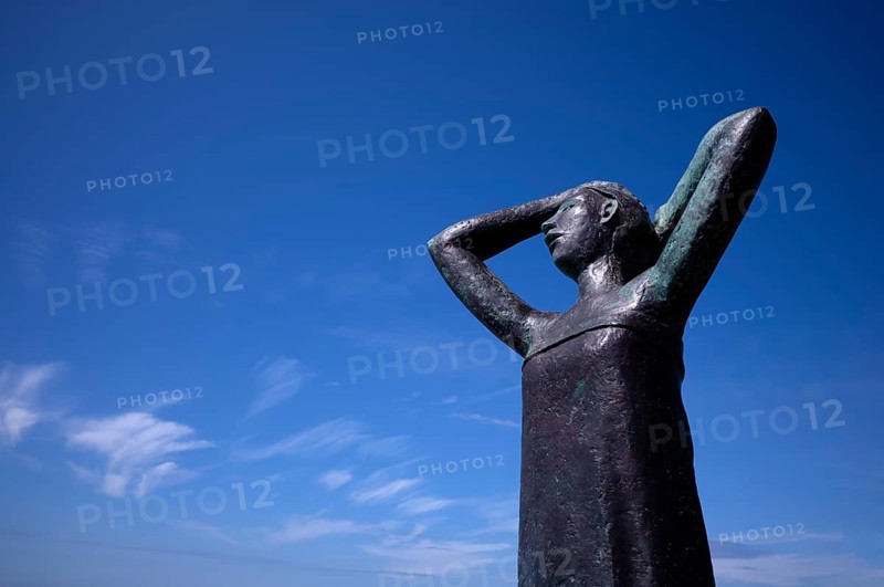 Bronze sculpture La Heure du Bain by Dominique Denry on the beach, sky, blue, Fécamp, Normandy, Seine-Maritime, France