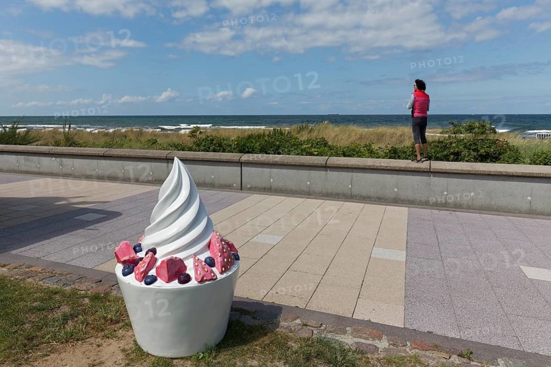Decorative sundae with strawberries and icing on the cake, eye-catcher on the beach promenade, Baltic resort Kühlungsborn, Baltic Sea, Mecklenburg-Western Pomerania, Germany