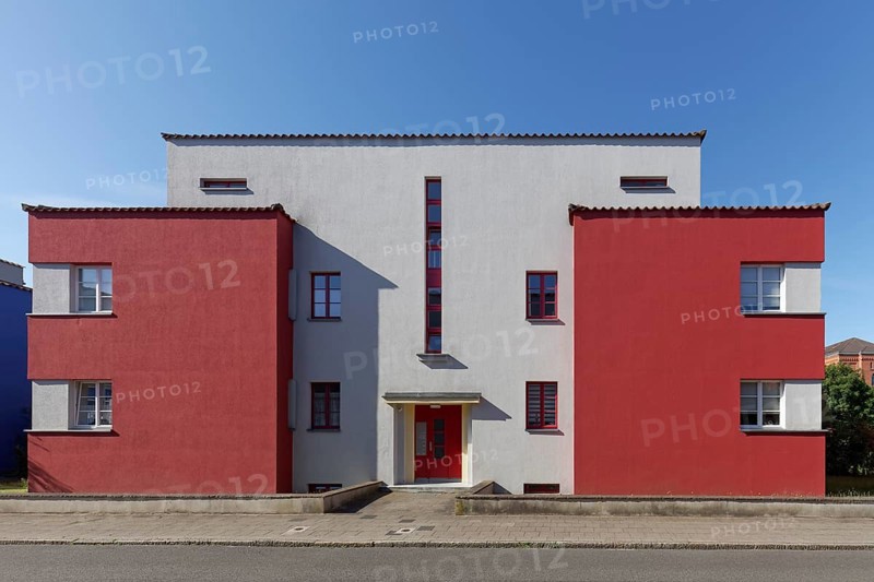 Modern flat-roofed house from 1925, cubic design with red façade, Bauhaus architecture, architect Oto Haesler, Celle, Lower Saxony, Germany