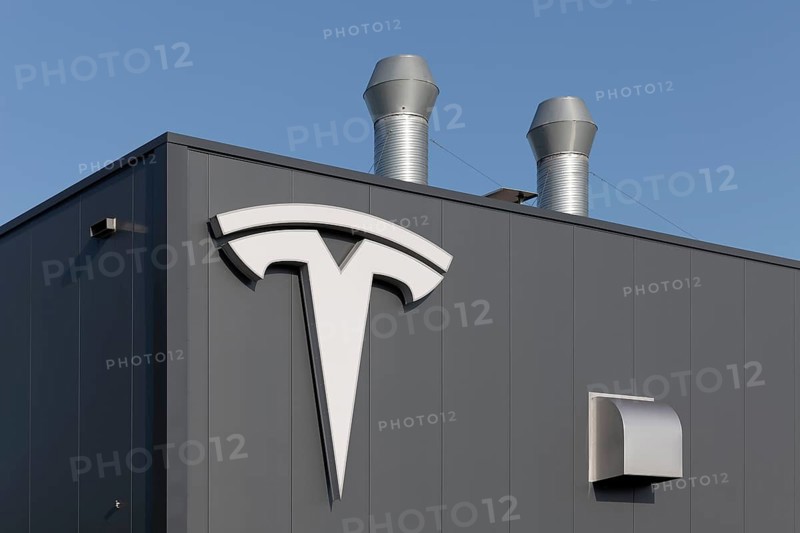 Tesla, logo on modern workshop building, figurative mark without lettering, US car manufacturer for electric cars, Krefeld-Linn, North Rhine-Westphalia, Germany