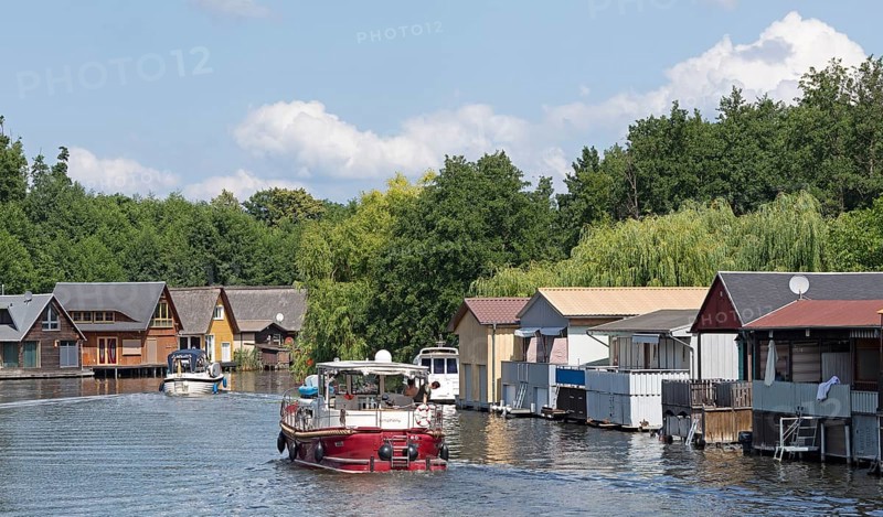 Houseboat, boathouses, holiday homes on the canal between Mirower See and Zotzensee, Mirow, Mecklenburg Lake District, Mecklenburg-Vorpommern, Germany