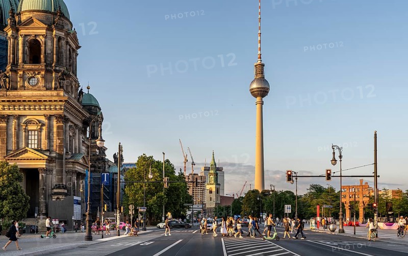 Road traffic and pedestrians on the carriageway in Berlin-Mitte, Unter den Linden, Berlin, Germany