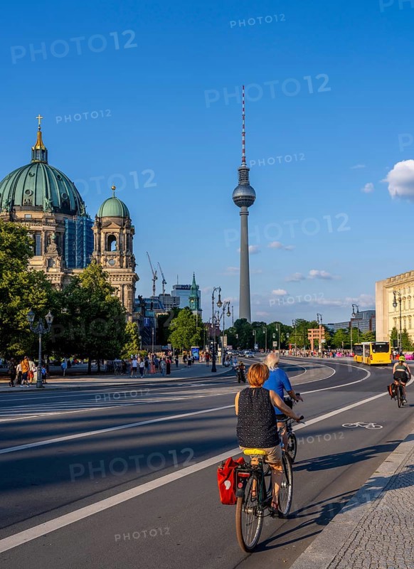Road traffic and pedestrians on the carriageway in Berlin-Mitte, Unter den Linden, Berlin, Germany