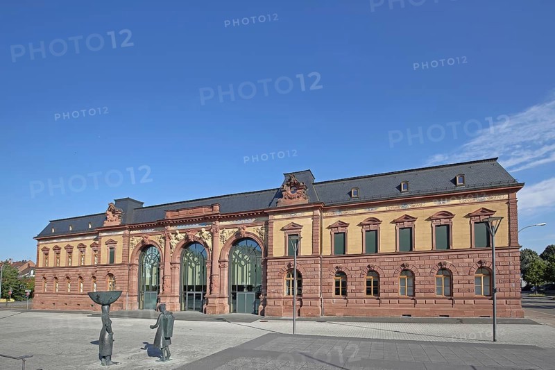 Old Post Office built in 1893 and sculpture of a woman wearing shoes, monument to the former shoe industry, Neo-Renaissance, Joseph-Krekeler-Platz, Pirmasens, Rhineland-Palatinate, Germany