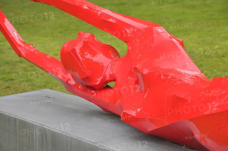 Sculpture beef early by Georg Herold 2012, Blickachsen 14, Modern Art, red female reclining figure with long arms and legs, athletic, gymnastics, limbs, cubic, female figure, spa gardens, Bad Homburg, Taunus, Hesse, Germany