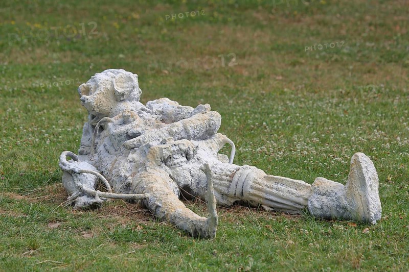 Sculpture Astronauts by Pawel Althamer 2023, Blickachsen 14, modern art, astronaut lying in the lawn, bizarre, strange, spa garden, Bad Homburg, Taunus, Hesse, Germany