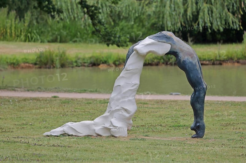 Sculpture Arched Figure by Grace Schwindt 2020, Blickachsen 14, modern art, abstract art, female figure, arched, curved, curved, round, bend, athletic, flexible, bridge, gymnastics, spa gardens, Bad Homburg, Taunus, Hesse, Germany