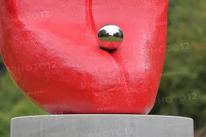 Sculpture Slip of the Tongue by Alexandra Bircken 2020, Blickachsen 14, modern art, tongue, tongue piercing, piercing, XXL, oversize, detail, sphere, reflection, spa gardens, Bad Homburg, Taunus, Hesse, Germany