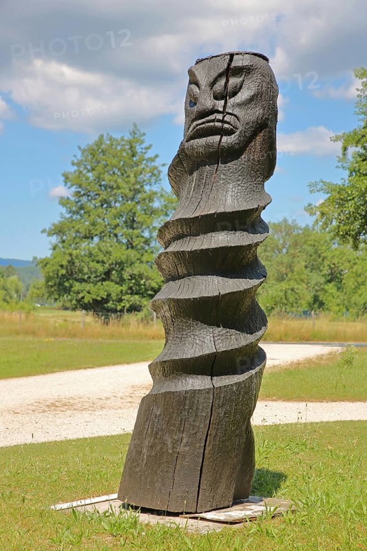 Sculpture Der Verdrehte von Kunsttäter 2009, black, wood sculpture, modern art, twisted, twisting, twisted, twisted, twisted, twisting, twisting, twist, torsion, spiral, spiralling, figure, grim, face, Rushmoor-Park, Oberursel, Taunus, Hesse, Germany