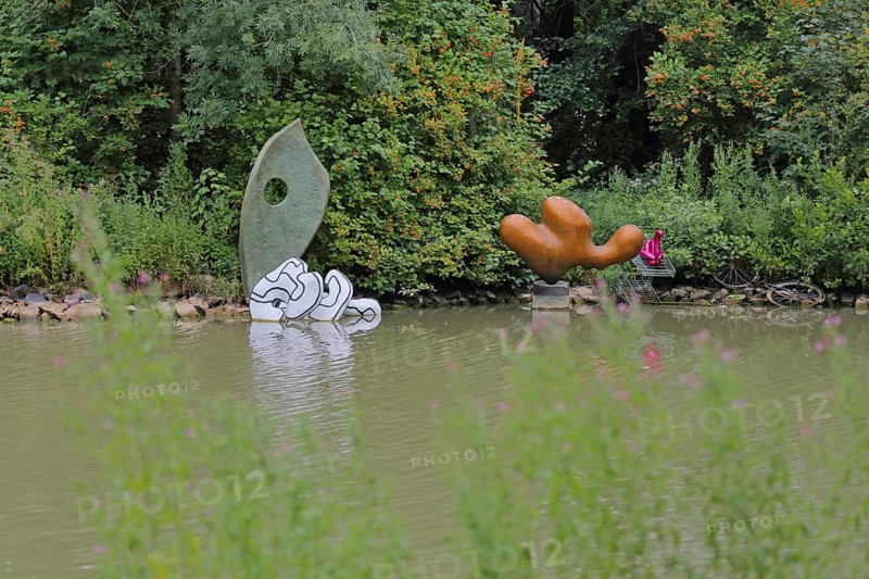 Art installation The Year of Living Dangerously by Maria Loboda 2022, Blickachsen 14, sculpture, modern art, abstract art, lakeside, bank, pond, spa gardens, Bad Homburg, Taunus, Hesse, Germany